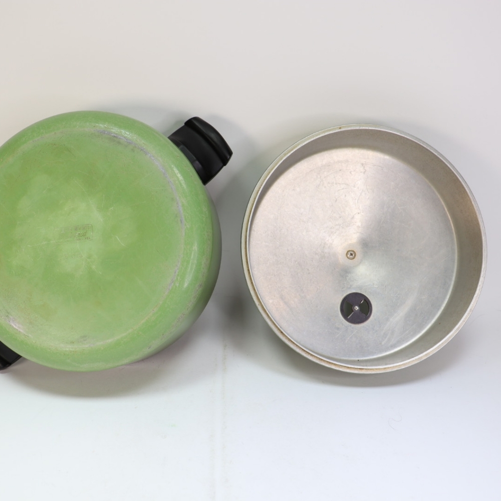 Vtg '70 Wear-Ever Registered Green Enamel 5 Qt. Pot Dutch Oven Vegetable Pattern - Picture 7 of 8